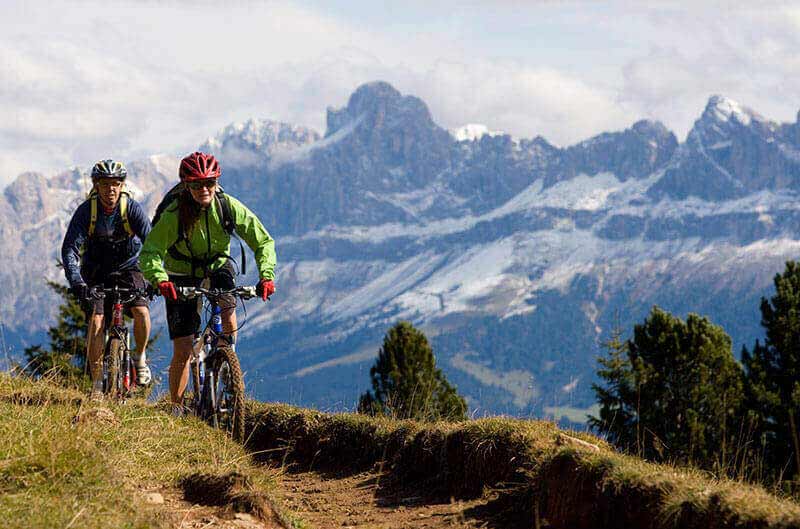 Cyclist dans les Dolomites